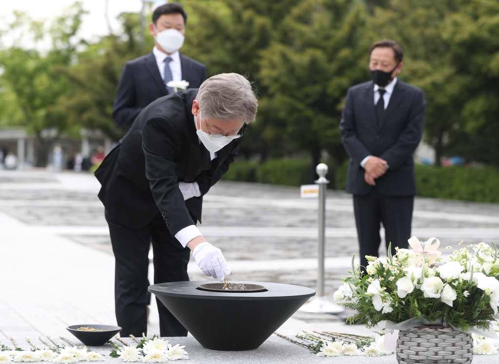이재명 지사, 노무현 전 대통령 묘역 참배…곽상언 변호사 동행