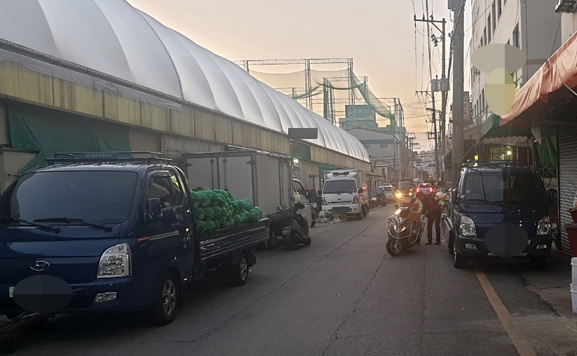 불법 주정차에 가로막힌 부산새벽시장…"화재 시 위험"