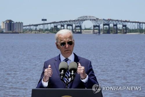 70년된 낡은 교량 앞에 선 바이든 "말로만 인프라 지겹다"