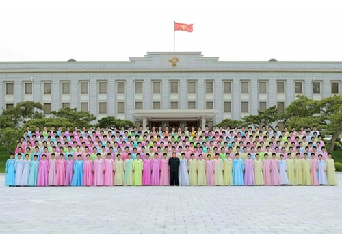 북한 김정은, 군인가족 예술소조 공연 관람 후 기념사진 촬영(종합)