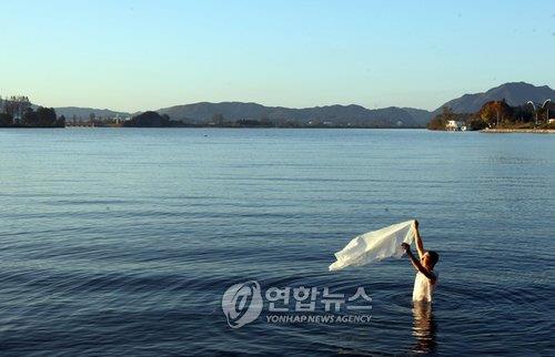 '내가 가면 그게 길이지' 유진규의 마임인생 50년 공연