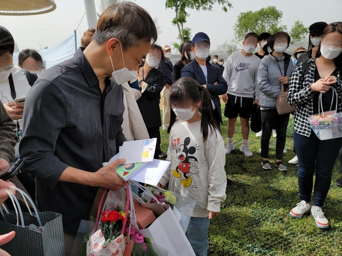 경찰, '한강 사망 대학생' 친구 휴대폰 수색…자원봉사자도 합류(종합)