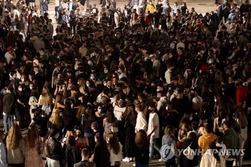 "드디어 자유다!" 반년만에 통금 없앤 스페인…길거리 곳곳 축제