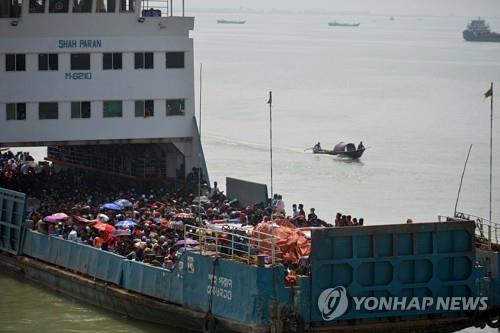 발디딜틈 없는 귀향 여객선…방글라, 이슬람 명절 앞 곳곳 인파