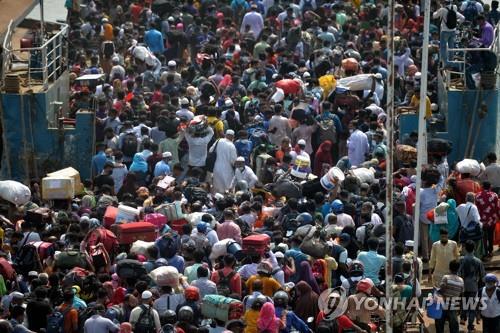 발디딜틈 없는 귀향 여객선…방글라, 이슬람 명절 앞 곳곳 인파