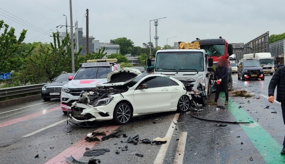 영동고속도로 신갈분기점 인근 차량 7대 추돌…1명 사망