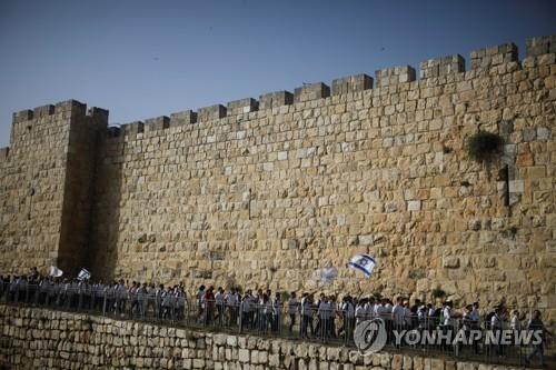 이스라엘, 팔' 시위대 강경진압…하마스 로켓공격엔 보복공습(종합2보)