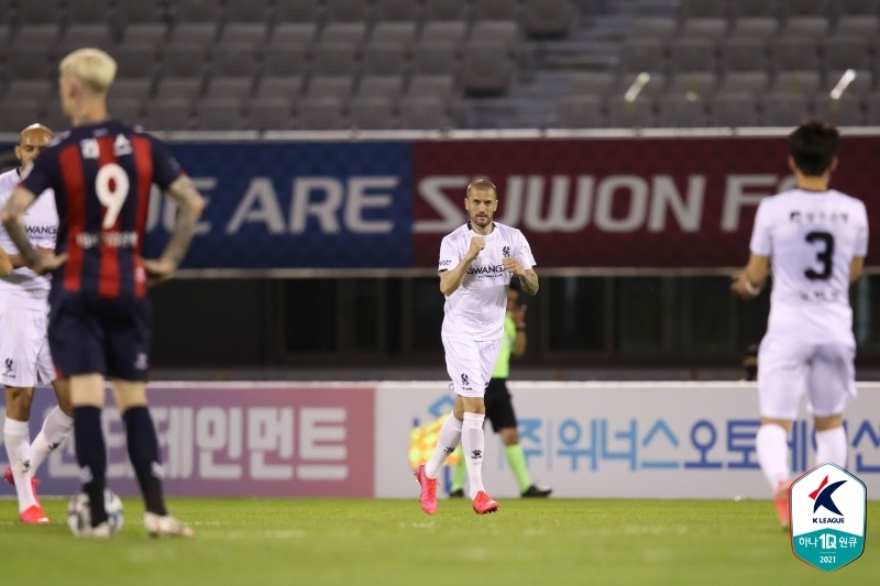 '라스 결승골' 수원FC, 광주에 2-1 역전승…시즌 첫 연승