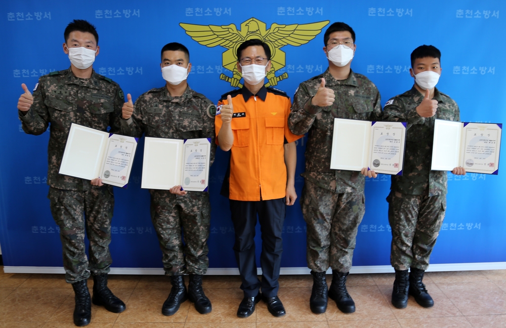 불붙은 트럭 조기에 진압해 대형 화재 막은 장병들