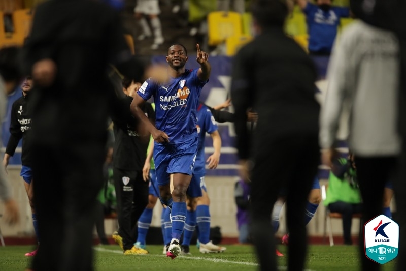 '헨리 극장골' K리그1 수원, 제주에 3-2 대역전극…2연승