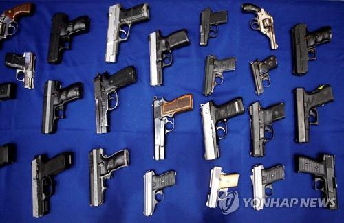 美현역군인 3명이 불법총기 100점 밀매…총기난사사건에 사용돼