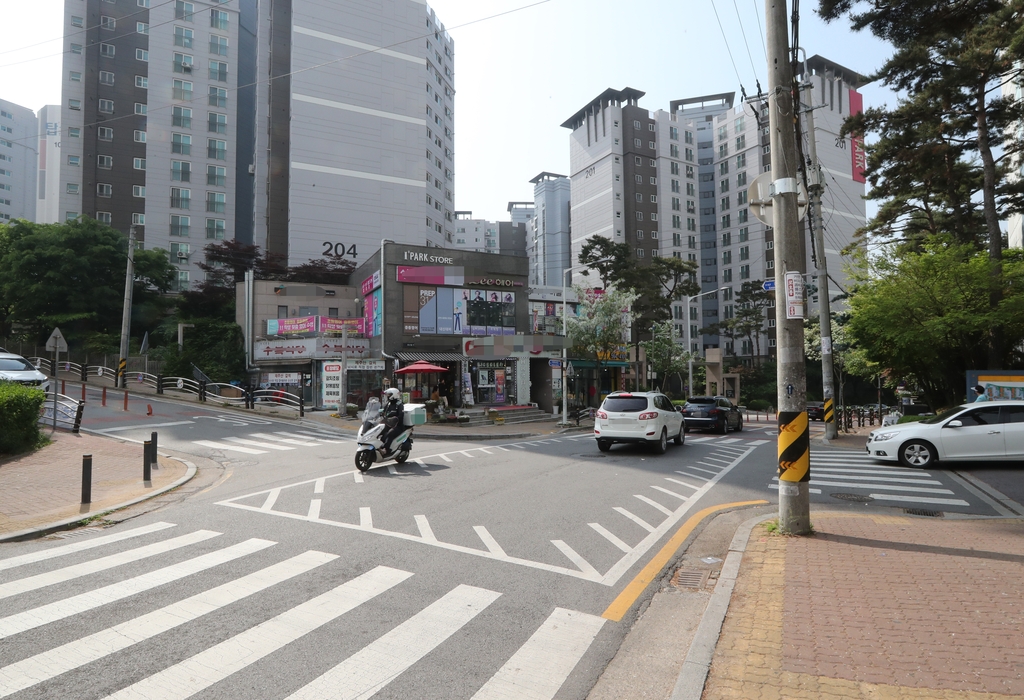 4세 딸 유치원 보내던 30대 엄마 숨진 횡단보도에 추모 발길