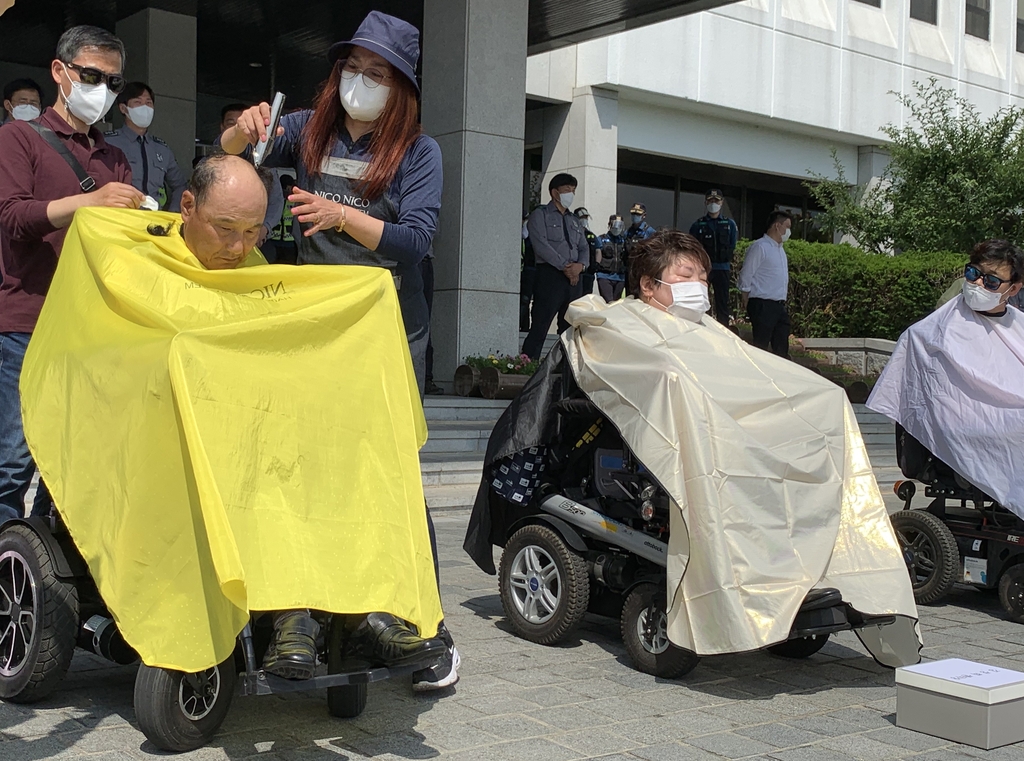 "자립생활 권리 실현하자"…경남장애인들 삭발시위, 경찰과 대치