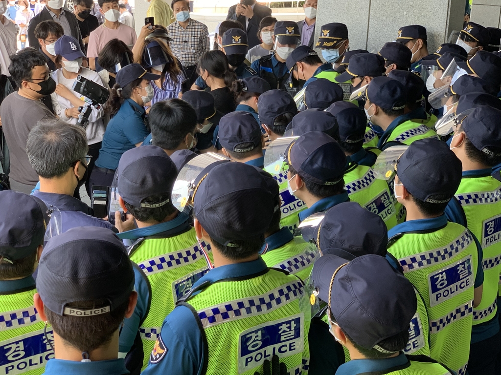 "자립생활 권리 실현하자"…경남장애인들 삭발시위, 경찰과 대치