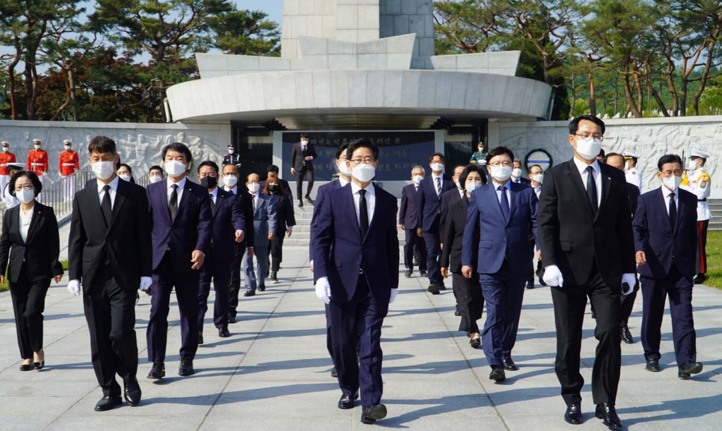 대선 출마 양승조 충남지사, 현충원 참배·대한노인회 방문