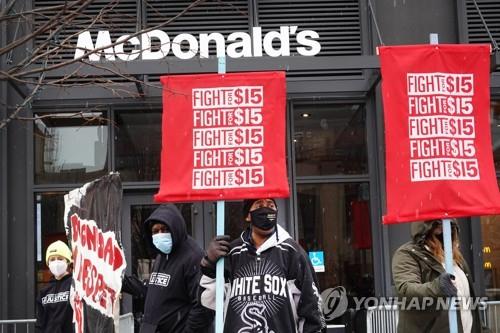 인플레 공포 당긴 미국, 노동자 임금도 오른다