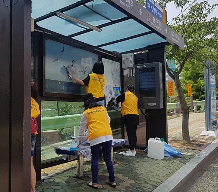 [#나눔동행] 10년간 버스정류장 청소·소독…울산 희망나눔 가족봉사단