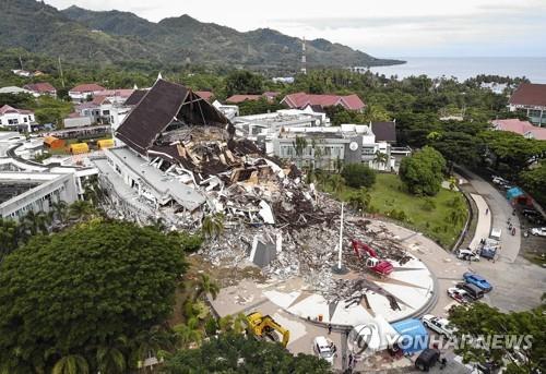 인니 수마트라섬 서부해역 규모 6.6 지진…명절 즐기다 공포(종합)