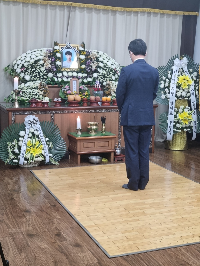 문성혁 해수장관, 故 이선호씨 빈소 찾아…"진심으로 사과"