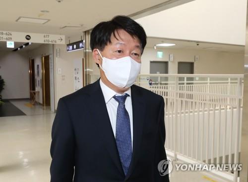 안경덕 노동장관, 故 이선호 조문…"산재사망 획기적 감축"