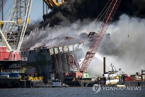 美해안서 2019년 전도된 한국 자동차 운반선 철거작업중 화재