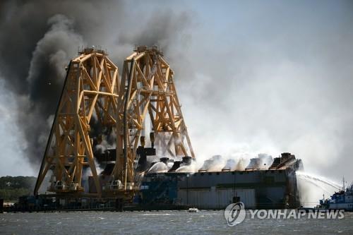 美해안서 2019년 전도된 한국 자동차 운반선 철거작업중 화재