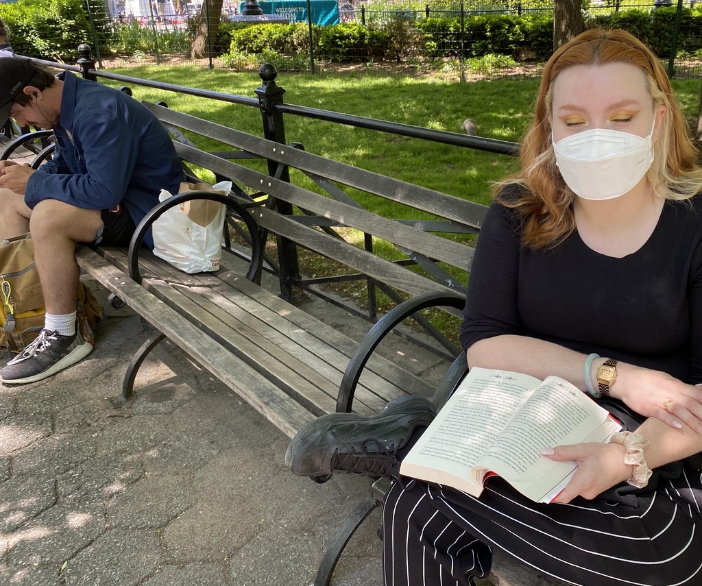 [특파원시선] CDC 권고에도 마스크 쓰는 뉴요커들…"성가시지 않아요"