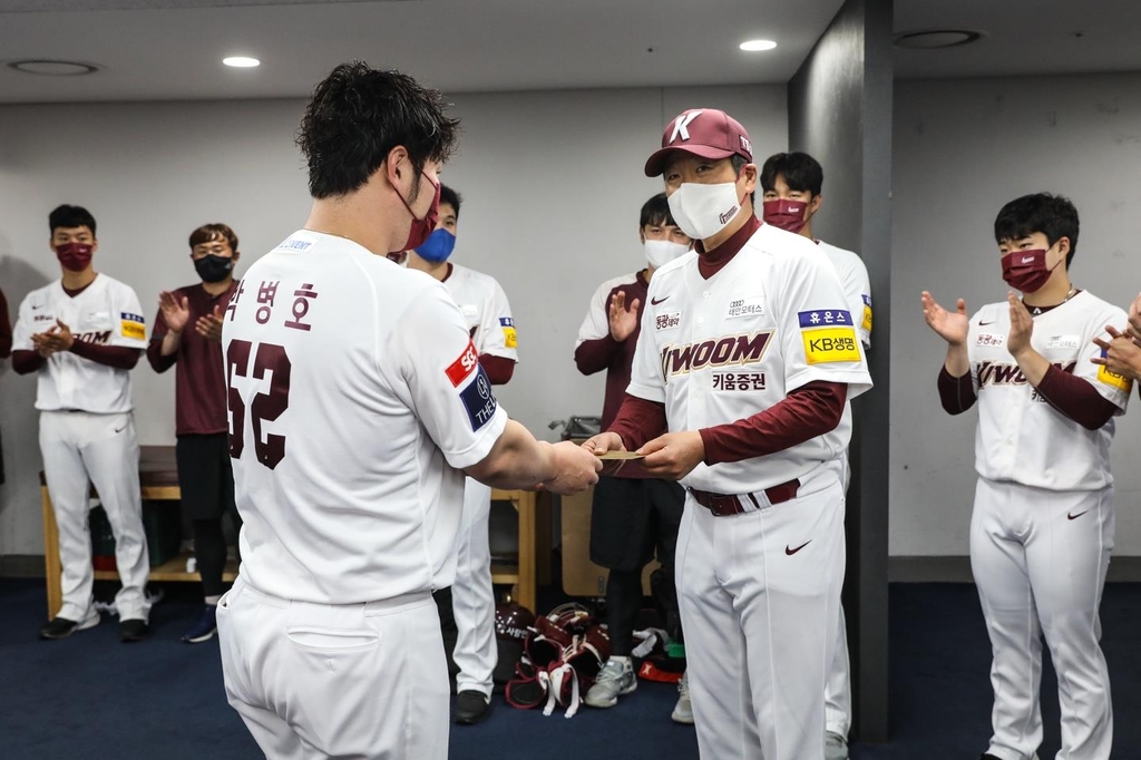 스승의 날 축하받은 수베로 감독 "존중하는 한국 문화, 좋네요"(종합)