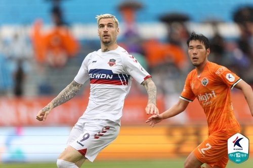 K리그1 인천, 광주에 2-1 역전승…무고사·송시우 시즌 첫 골(종합)