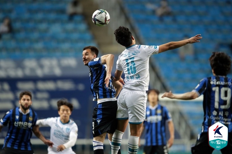 K리그1 인천, 광주에 2-1 역전승…무고사·송시우 시즌 첫 골(종합)