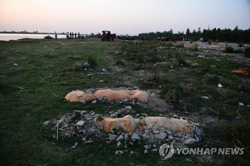 인도 갠지스강에 코로나 시신 유기 막자…화장비용 지원(종합)