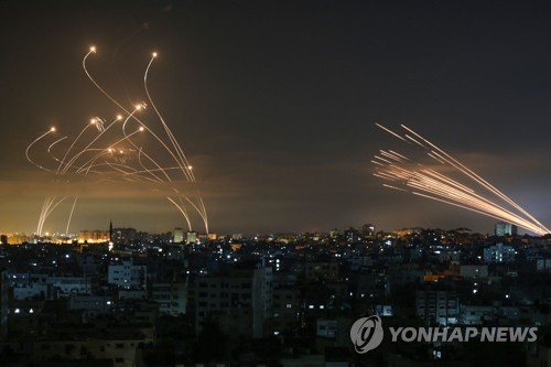 정보전에 낚이고 사무실 폭격까지…이-팔 충돌 취재 외신 수난