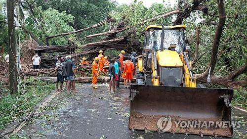 코로나19에 사이클론까지…인도 서부 해안 따라 북상 "6명 사망"