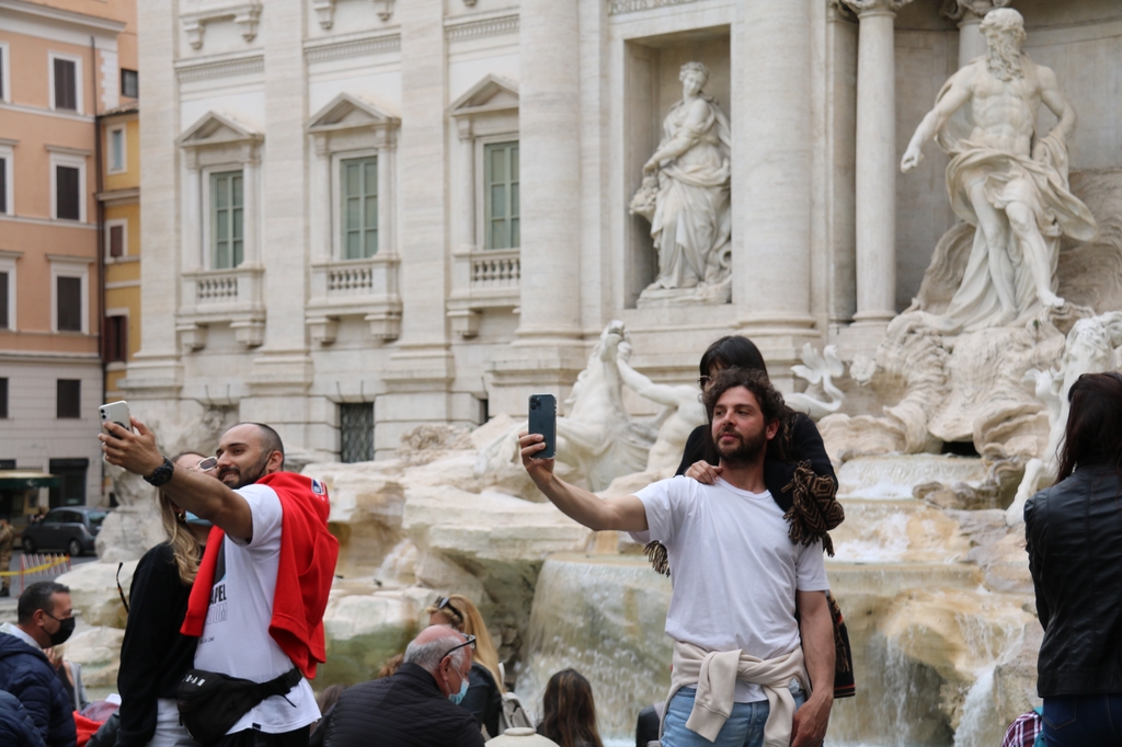 [사진톡톡] 외국인 관광객에 빗장 푼 이탈리아…첫날 로마 풍경