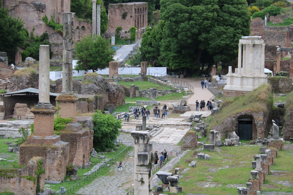 [사진톡톡] 외국인 관광객에 빗장 푼 이탈리아…첫날 로마 풍경