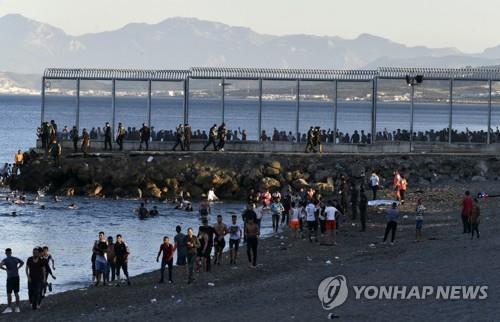 헤엄쳐서, 걸어서…모로코인 5천명 스페인령 세우타 유입(종합)