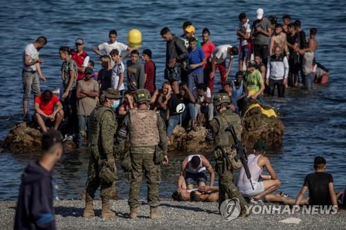 쏟아지는 이주민에 스페인-모로코 외교전 비화 조짐