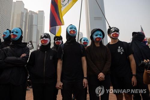위구르 지지시위서 경찰과 충돌한 홍콩인 징역 28개월