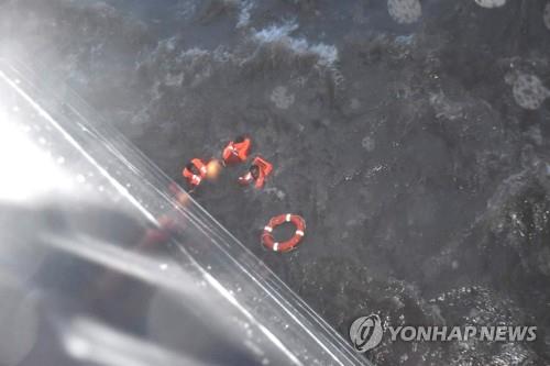 印 사이클론 바지선 침몰 해역서 시신 37구 발견…"38명 실종"(종합)