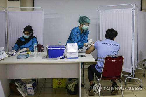 "돈 내고 맞을 사람"…코로나 백신 빼돌린 인니 의사들 '쇠고랑'