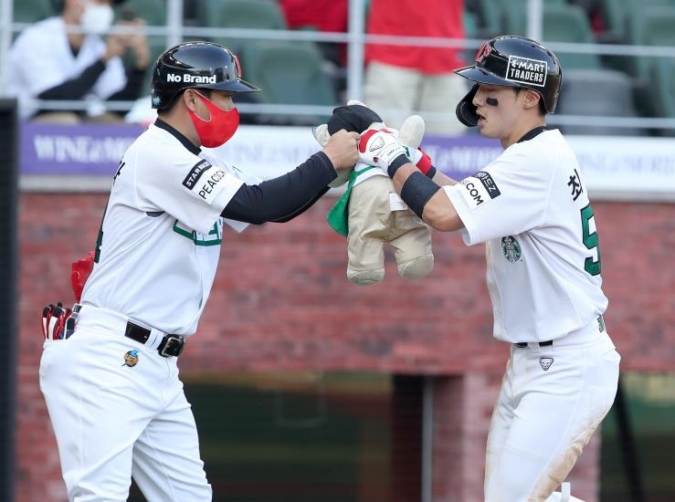 프로야구 SSG, LG 꺾고 단독 1위…홈런 3개 펑펑펑