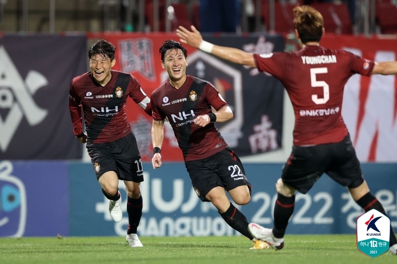 '안병준 프리킥 결승골' 부산, 전남에 2-1 역전승…3위 도약(종합)