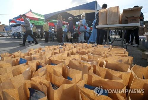 강릉시 외국인 노동자에 빵·마스크 제공…검사 참여 높여