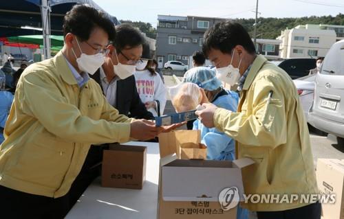 강릉시 외국인 노동자에 빵·마스크 제공…검사 참여 높여