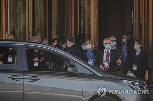 "중국, 박쥐똥 청소부 사망 은폐"…우한연구소 기원설은 진행형