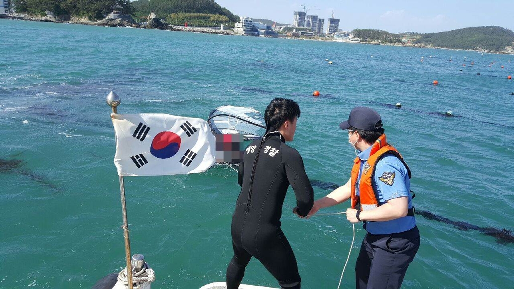 부산서 표류하던 윈드서핑객 2명 해경에 구조