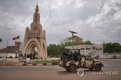 "쿠데타 속 쿠데타" 말리 군부 실력자, 과도 대통령 등 축출