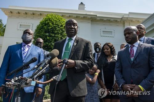 바이든, 플로이드 1주기에 유족 위로하며 경찰개혁법 통과 촉구