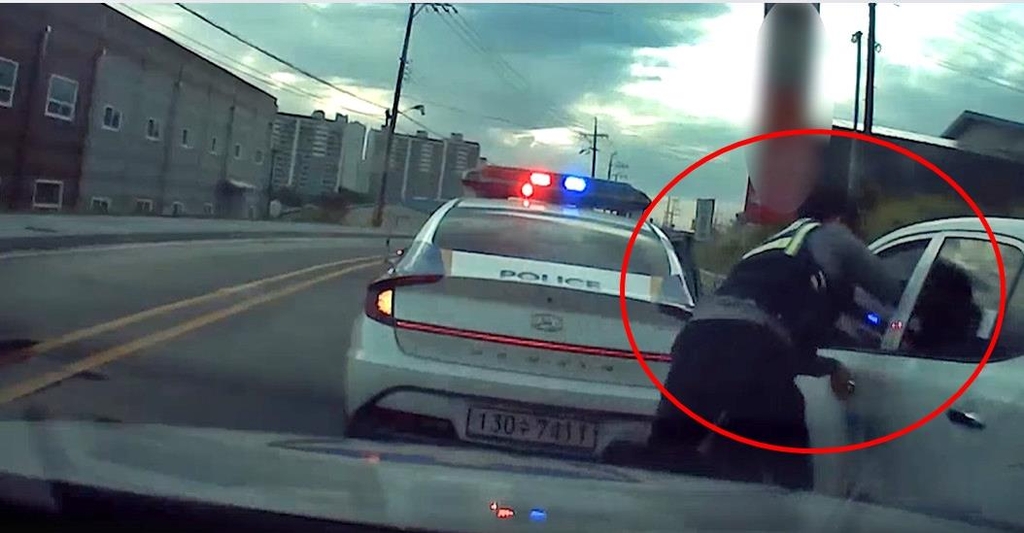 도주차량 유리창 맨손으로 부숴 운전자 검거한 경찰 '화제'