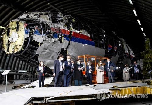 '격추 참사' 말레이 MH17 여객기 잔해 조립…"가슴이 먹먹"